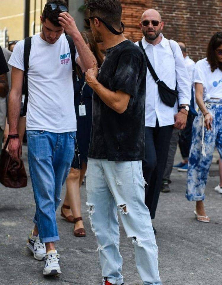一个男人穿着牛仔裤 