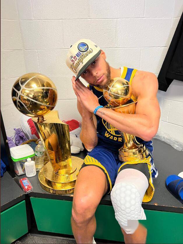 库里晒总冠军和fmvp奖杯:晚安