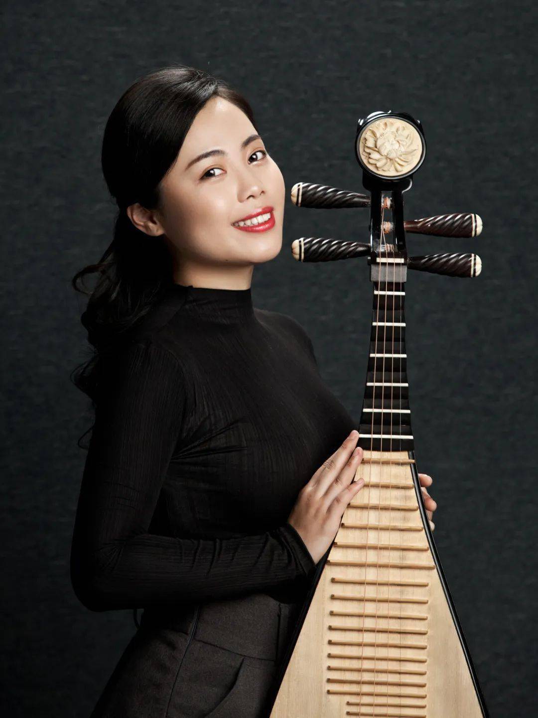   左右滑动查看演员阵容 >琵琶齐奏《天山之春》作曲:乌斯满江,俞礼纯