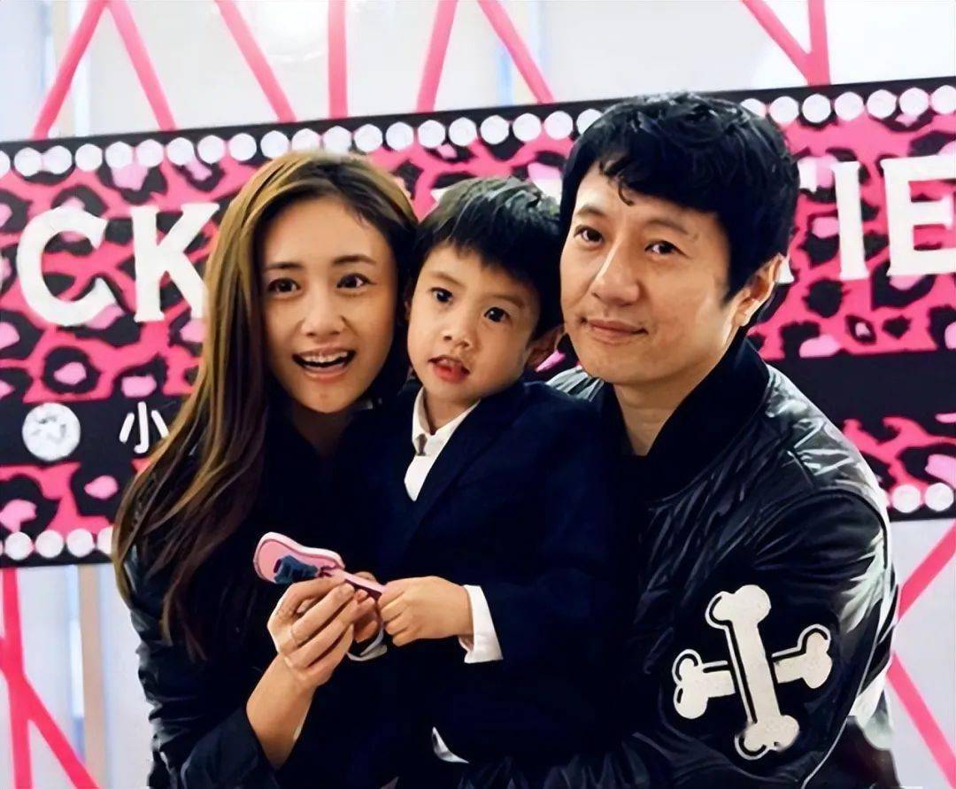 摇滚歌手郑钧惹争议儿子犯错被罚磕头一千次崩溃哭喊惹人心疼