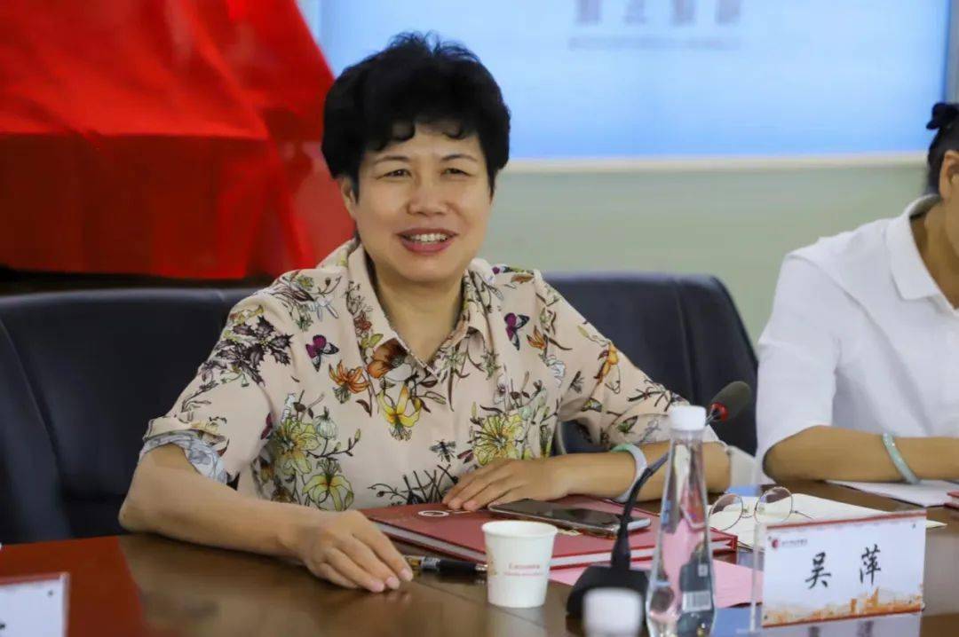 校友会会长吴萍向与会校友介绍了校友会的历史沿革和校友会近年来的