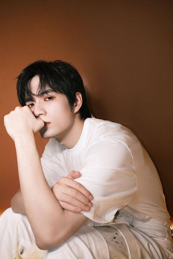 张颜齐白衣写真清爽帅气画烟熏妆眼神忧郁故事感十足