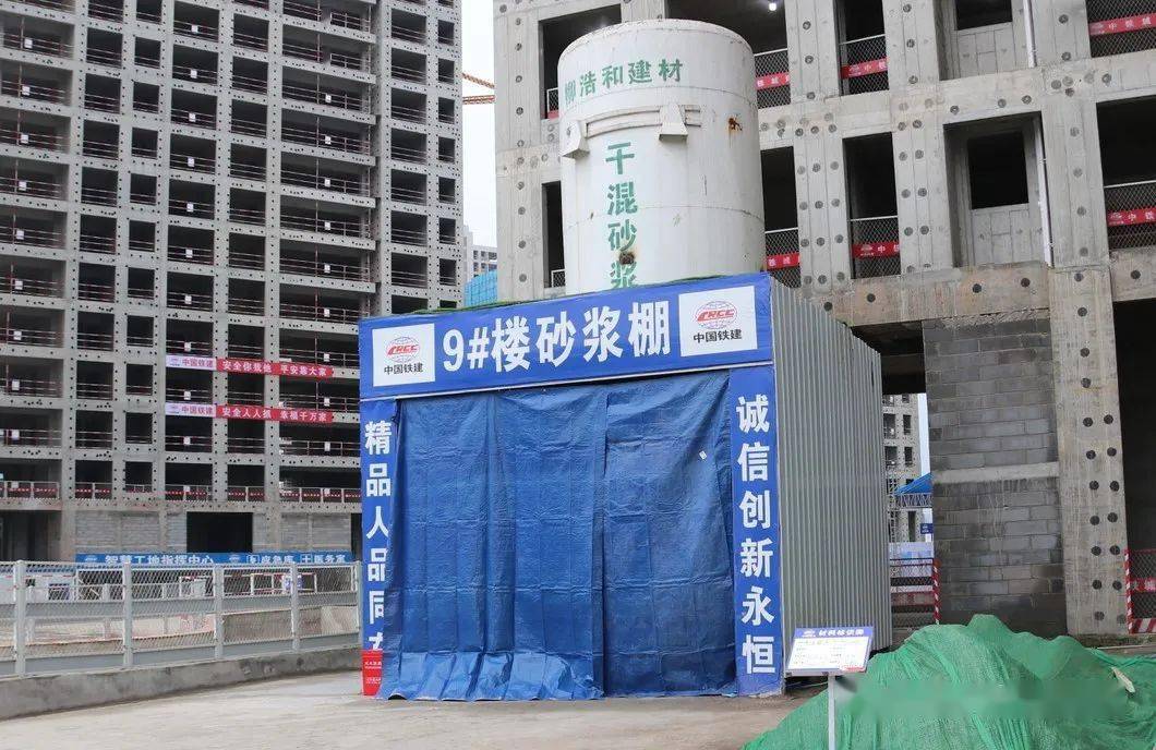 牌两图及宣传栏出入口门禁系统项目大门现场采用了封闭式门禁管理系统