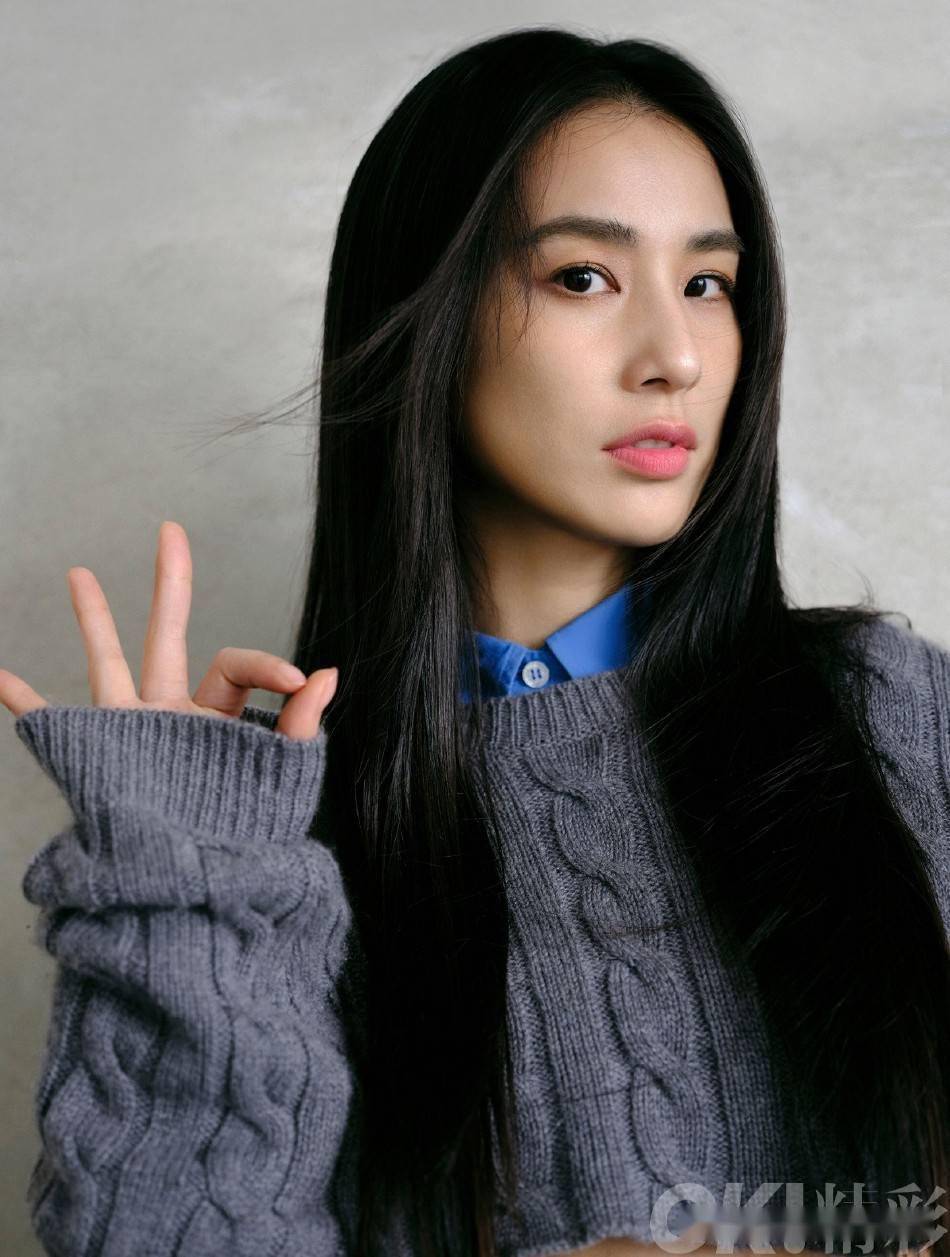 照片中,黄圣依一身简约造型出镜,搭配飘逸长发,传递出一种无声胜有声