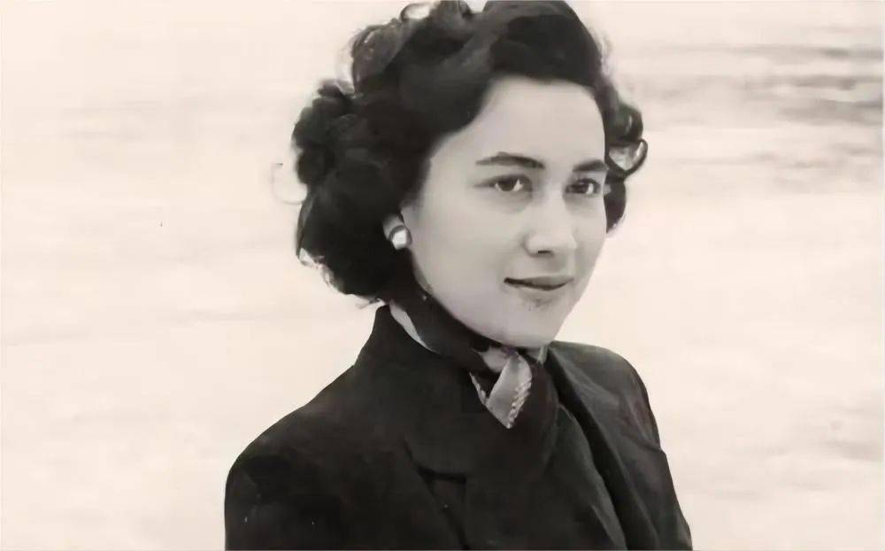 赌王二太蓝琼缨14岁嫁给何鸿燊培养大女儿成赌王接班人