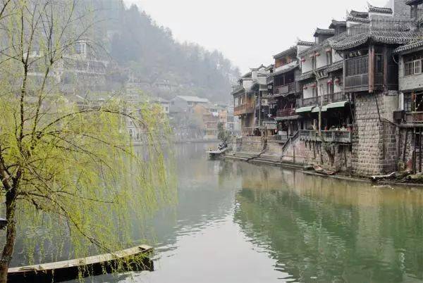 贈送寶峰湖門票,贈送晚會,贈送湘西苗寨,贈送韶山換乘車費用,贈送百龍