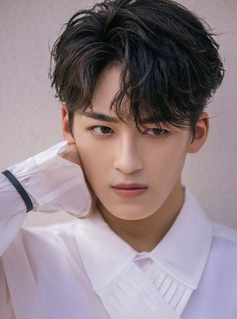 何洛洛巴洛克小王子造型写真释出惬意坐在绿野诗意十足