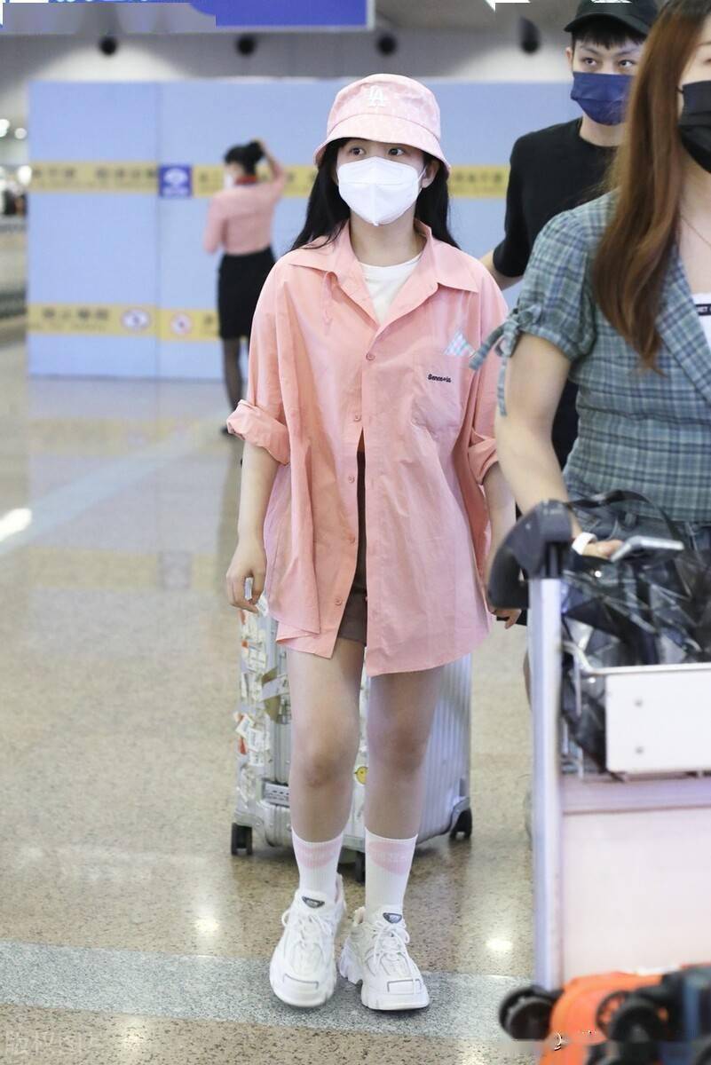 赖美云粉色衬衫搭短裤现身机场戴渔夫帽少女感十足