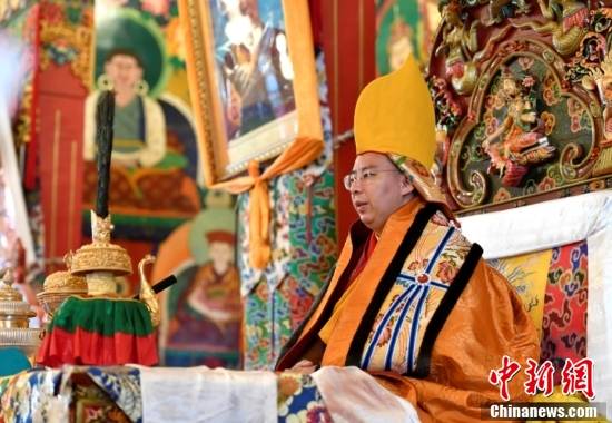 班禅在西藏佛学院考察调研 并为僧众举行长寿灌顶