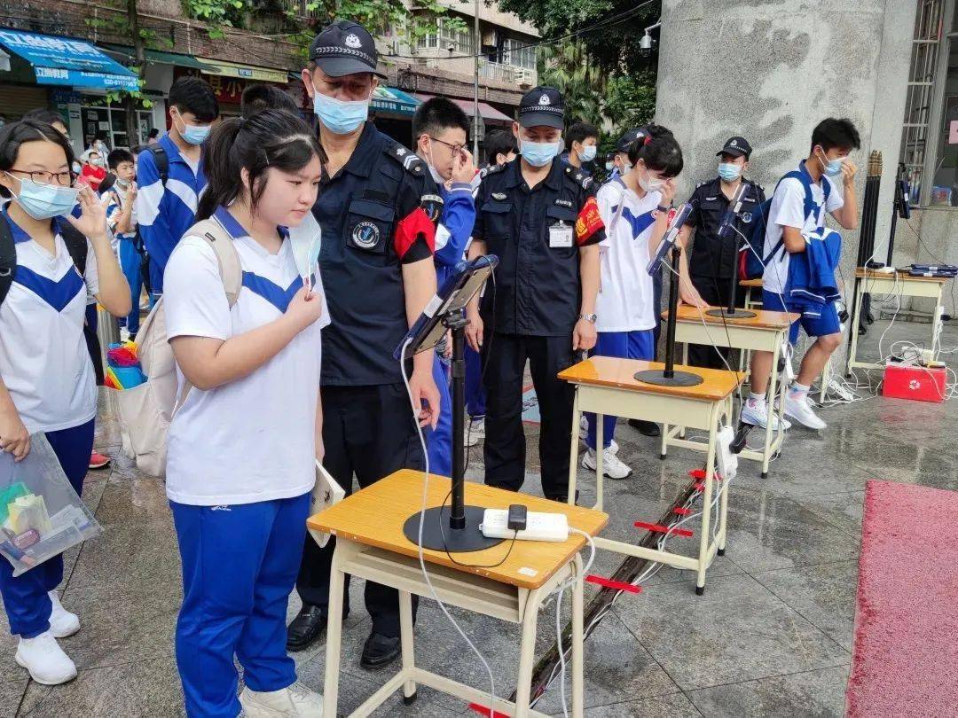 聚贤中学考点广州市荔湾区四中在考点门口,省实荔湾的校长和老师们与