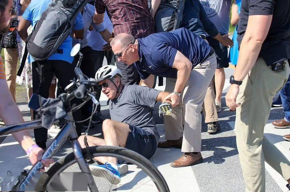 79岁拜登骑车摔倒大喘粗气特工医生蜂拥而上