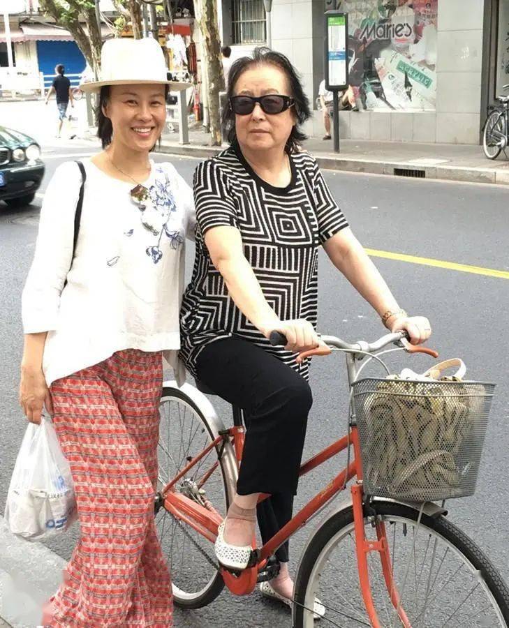 朱曼芳81岁还自信，打扮随意比女儿高级，皮鞋配丝袜典型老人穿法！