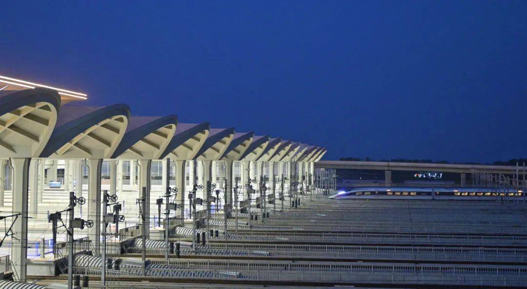 该站位于新郑国际机场东南约6公里处,2017年开工建设,建筑总面积48.