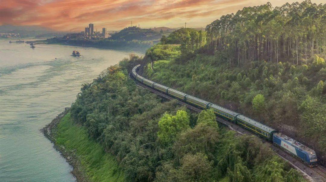列车经过成渝线上的沿途站点都是一站一风景,重庆段几乎是沿江设计