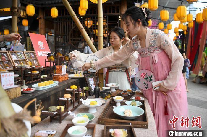 长沙市民着古装穿越梦华录古风集市