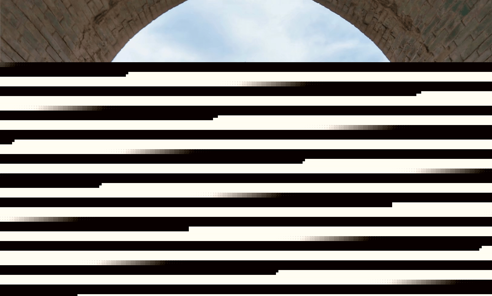 从另一个维度来看,悬壁长城又像一个矛盾综合体,平坦处如履平地,险峻