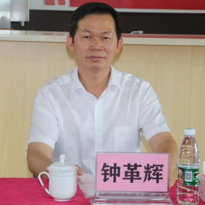 市委教育工委书记,高州市教育局党组书记,局长钟革辉高度重视诵读活动