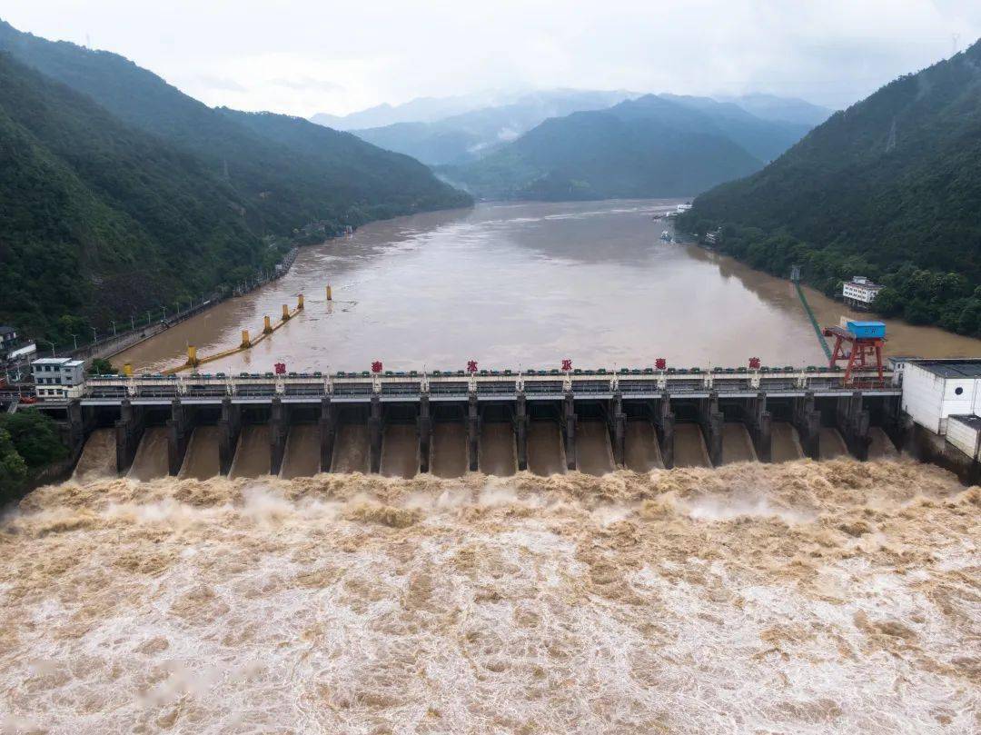 持續加大富春江水庫洩洪流量,儘量降低錢塘江水位