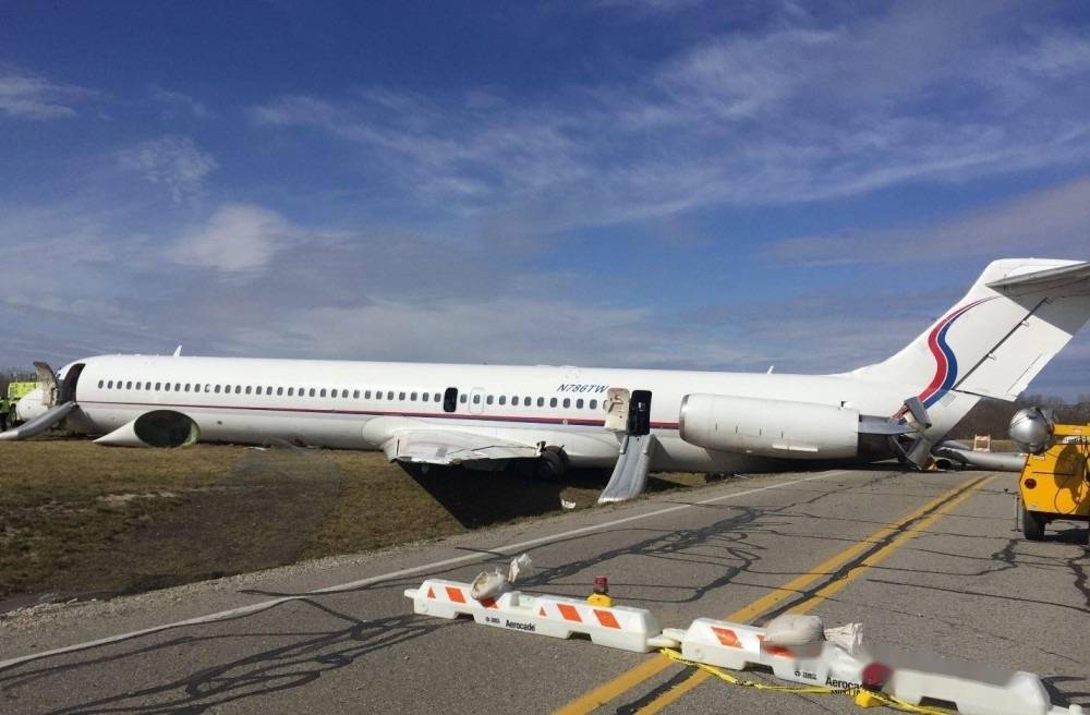 美国一架机龄31年md82在迈阿密机场降落时滑出跑道引发大火_客机_麦道