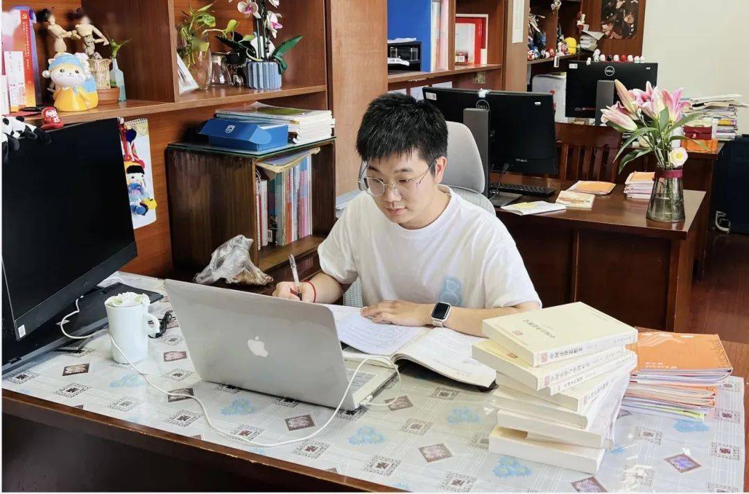 凝聚团队力量展现善高风采热烈祝贺嘉善高级中学周佳勇老师荣获嘉兴市