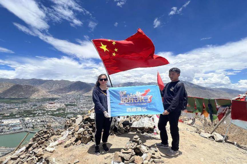 方在拉薩南山公園設立兩個宣傳點,在人員密集處採取懸掛橫幅,擺放展架