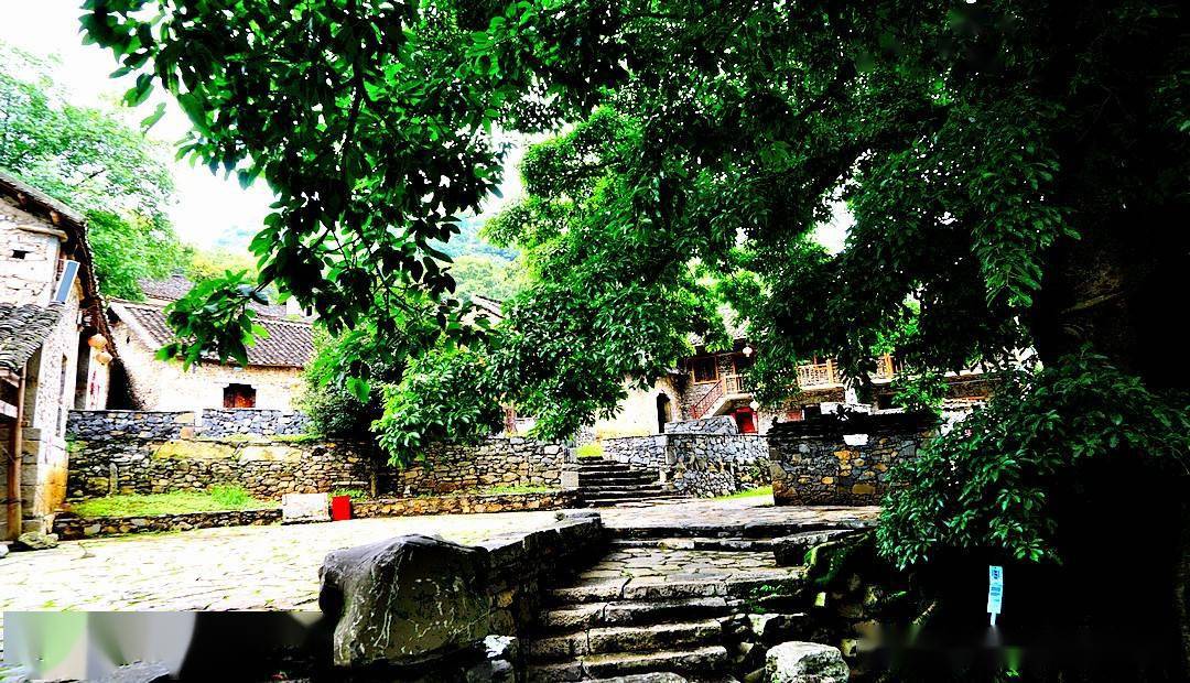 贵州兴义的天坑地漏古寨雨补鲁村