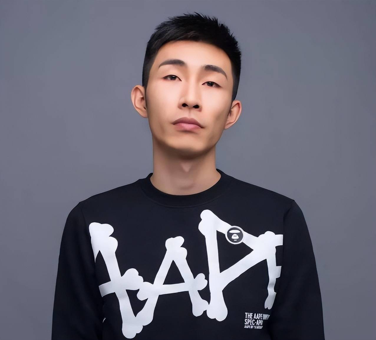 寅子不玩主机改战手游还混到门派第一不会是依依代打的吧