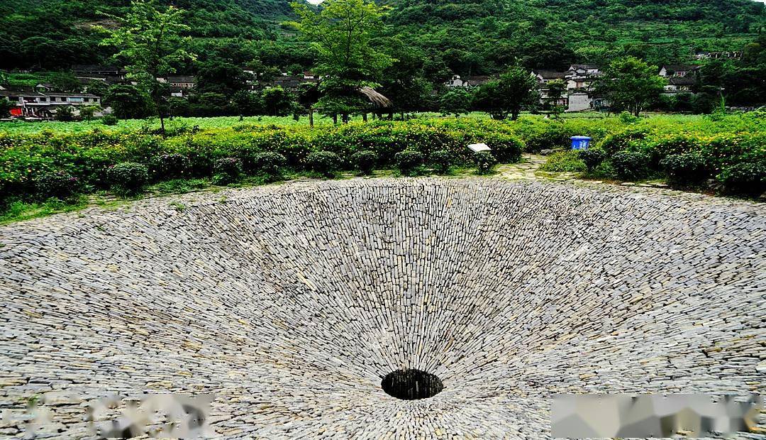 貴州興義的天坑地漏古寨雨補魯村