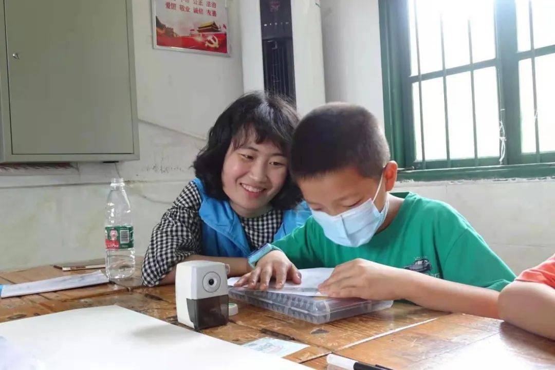准大学生接过"爱心接力棒",组团支教山区教学点