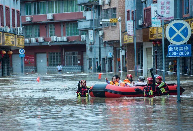 转移4399人记者直击连州洪水中的最美逆行者