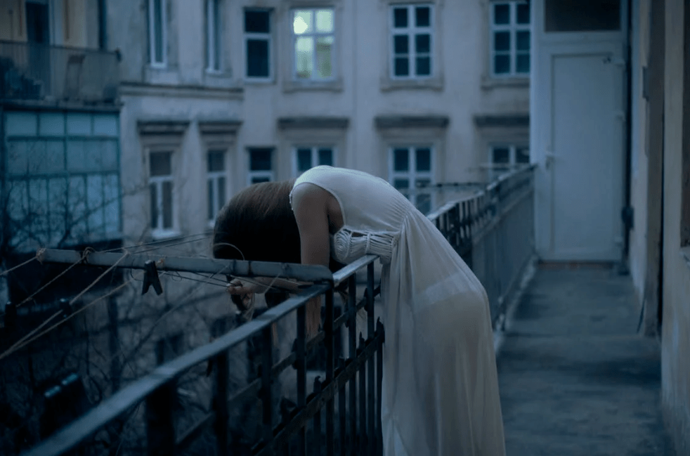 常常被表面困境迷惑,没有察觉到背后的隐性心理危机:因为有无助感