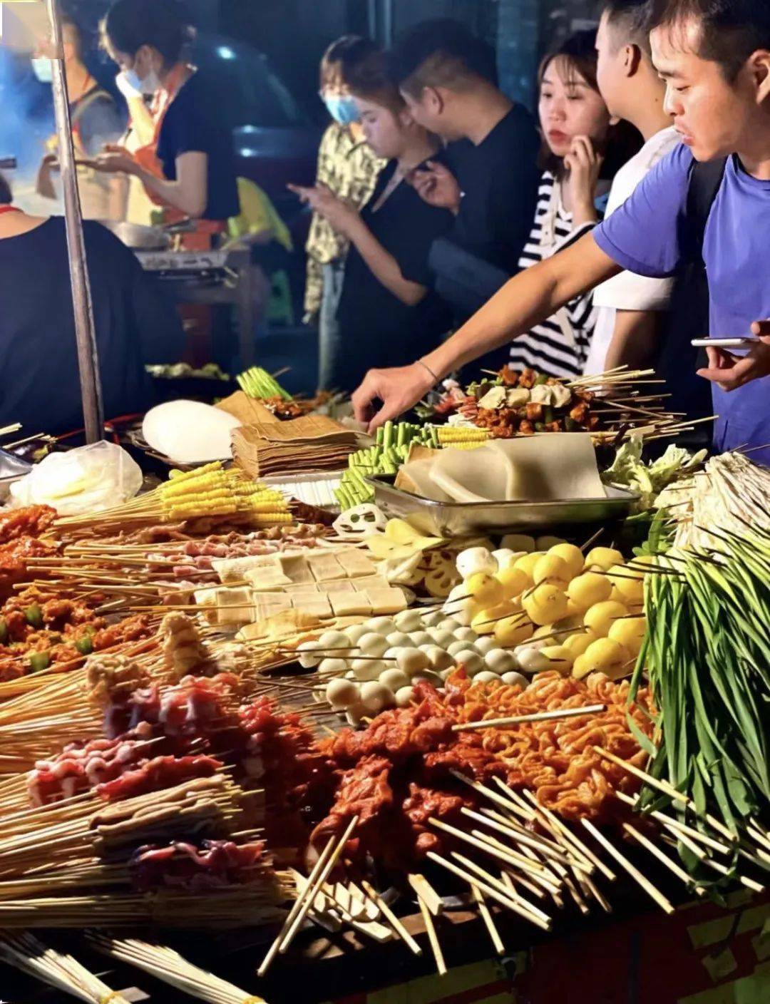 烧烤爱好者必看排队两小时吃重庆网红烧烤给出红黑榜