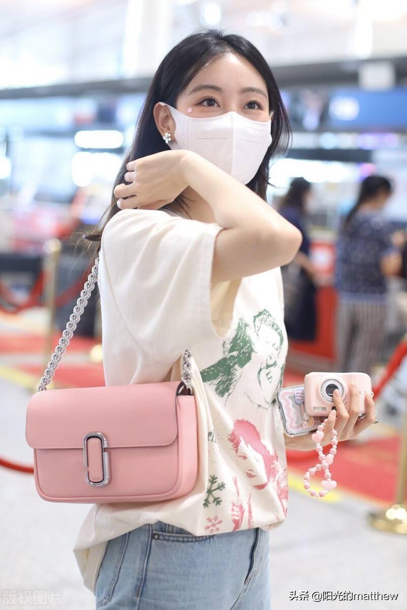 祝绪丹印花短袖牛仔裤现身机场笑容甜美撩发动人