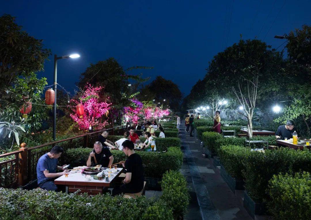 2021年7月29日,重庆南岸区南山,在露天平台上吃火锅的人们.