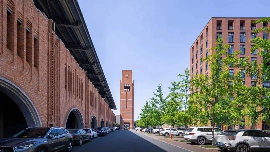 安中大楼在料峭晨曦或在融融暮色中,暖橘色色调的钟楼裹挟着温暖,与