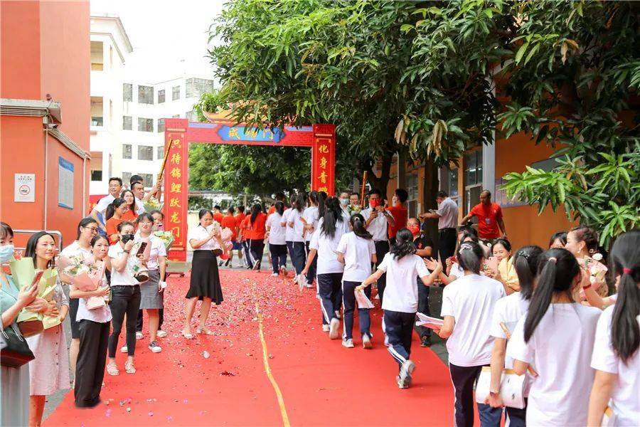 东升学校初中部隆重举行初三年级毕业典礼
