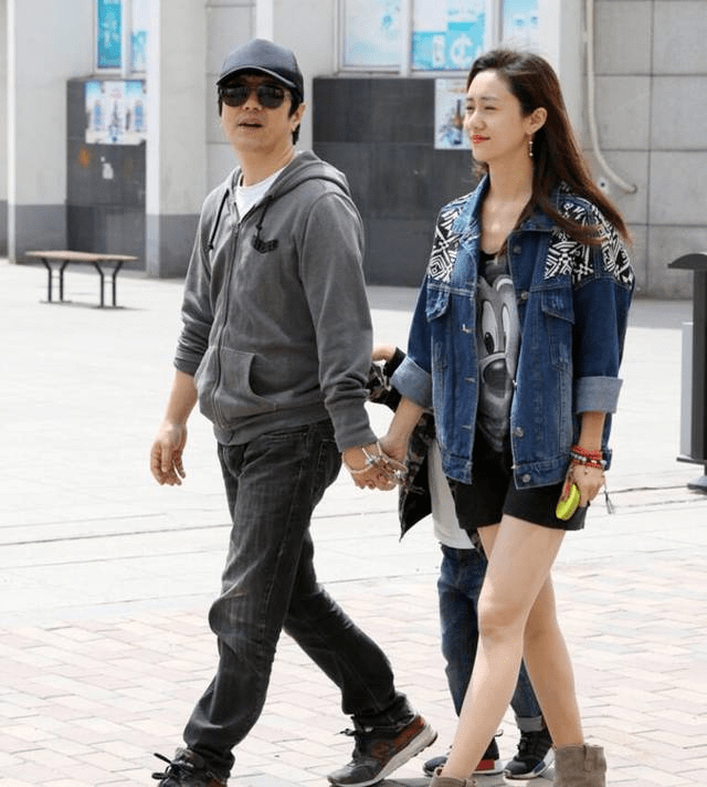 刘芸跟老公走机场,身材走形俨然老妇人,大15岁郑钧帅气似小伙!