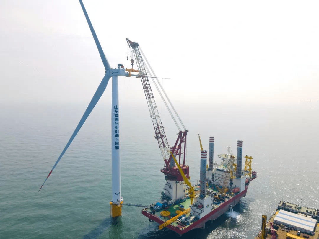 126米高空精准对接山东能源渤中海上风电项目首台风机吊装成功