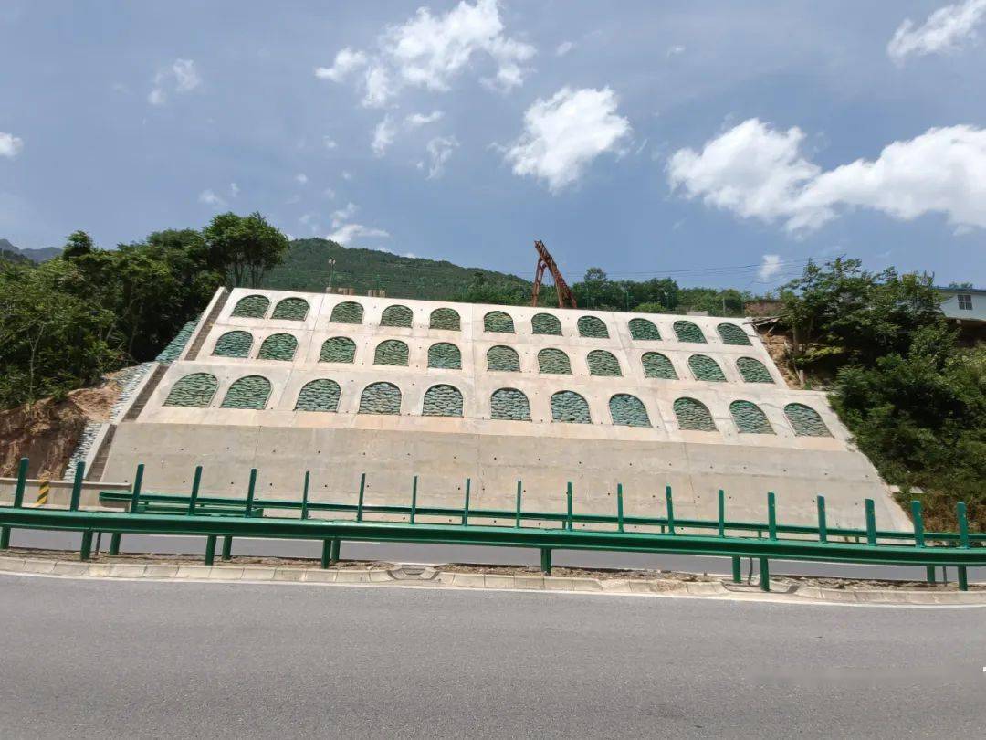 576段,sk349 000和sk387 400段,路堑边坡滑塌,护面墙垮塌以及山体滑坡