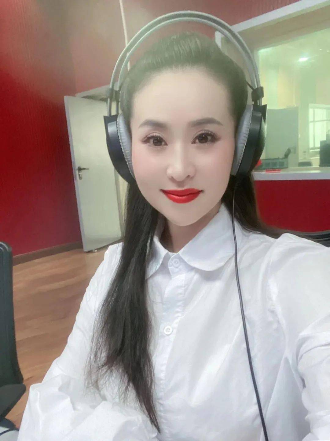 威宁歌手孔祥莎草海湖畔的追光者