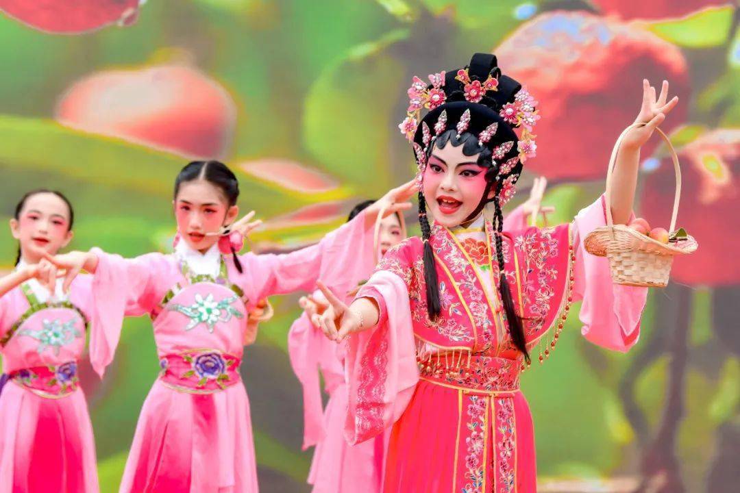 粤剧《荔枝颂》李昌新带着学生现场创作国画荔枝专家点评"厚街作为