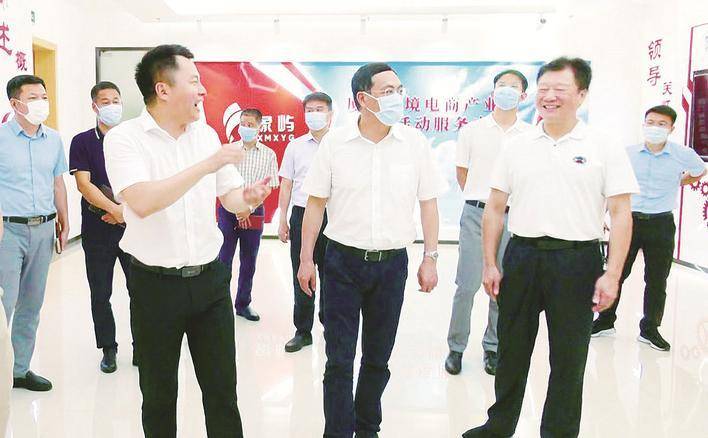 县委书记黄键鹏带队到厦门招商,了解企业生产经营情况和发展前景.