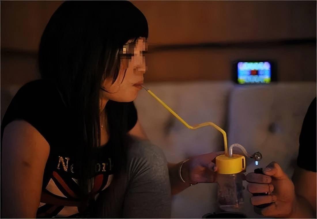 与吸毒女面对面吸毒与卖淫几乎就是孪生子