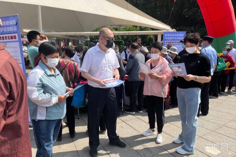 大連瓦房店支行供圖)活動當天,瓦房店支行抽調各部門骨幹組成宣傳小組