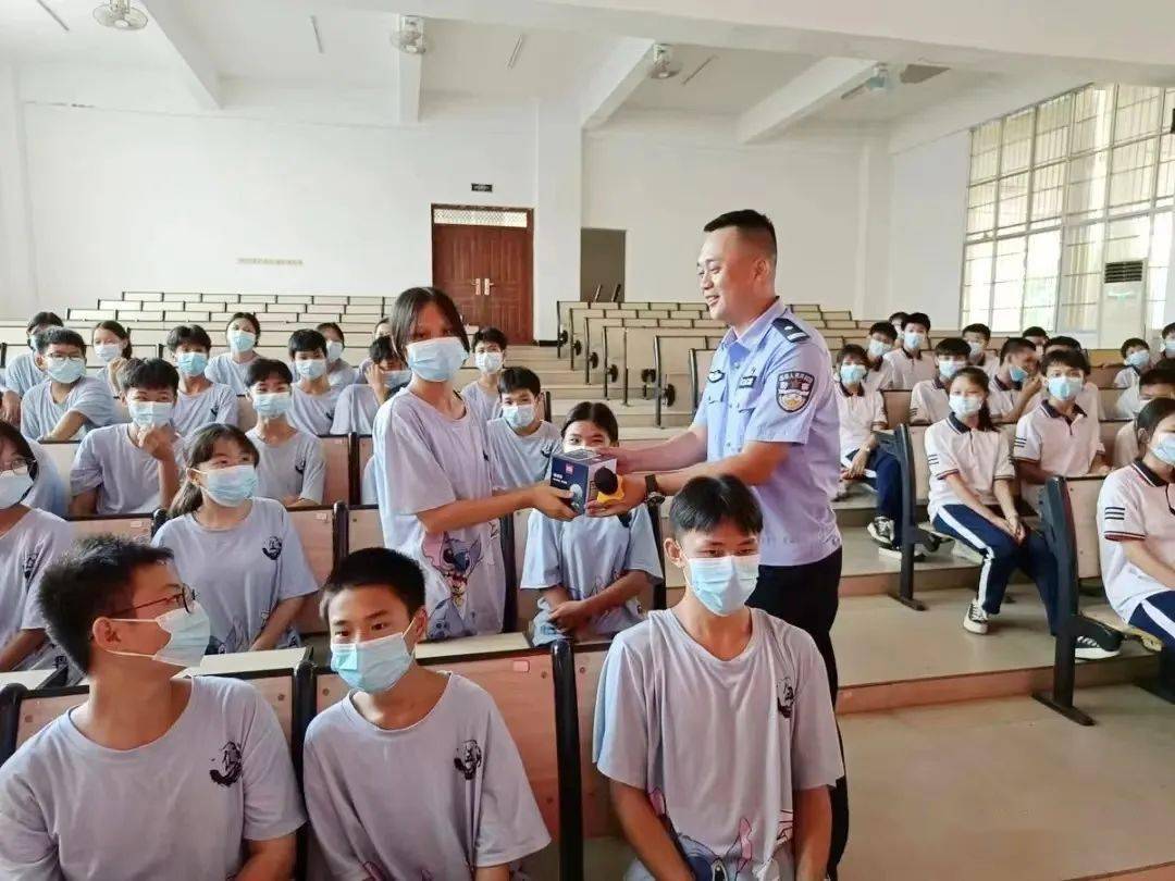 揭牌仪式结束后,在港区中学阶梯教室,钦州港公安分局禁毒大队和辖区