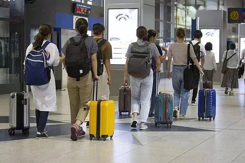 赴日外国人连续2月超10万 日本重开入境游 条件严格令业界期待落空 游客 机场 疫情