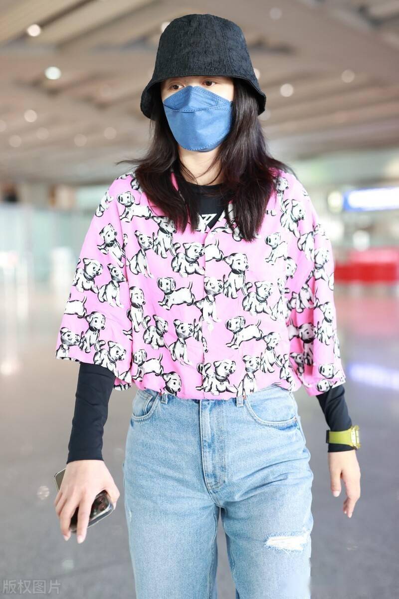 谭维维粉色小狗短袖搭牛仔裤现身机场捧鲜花人气旺