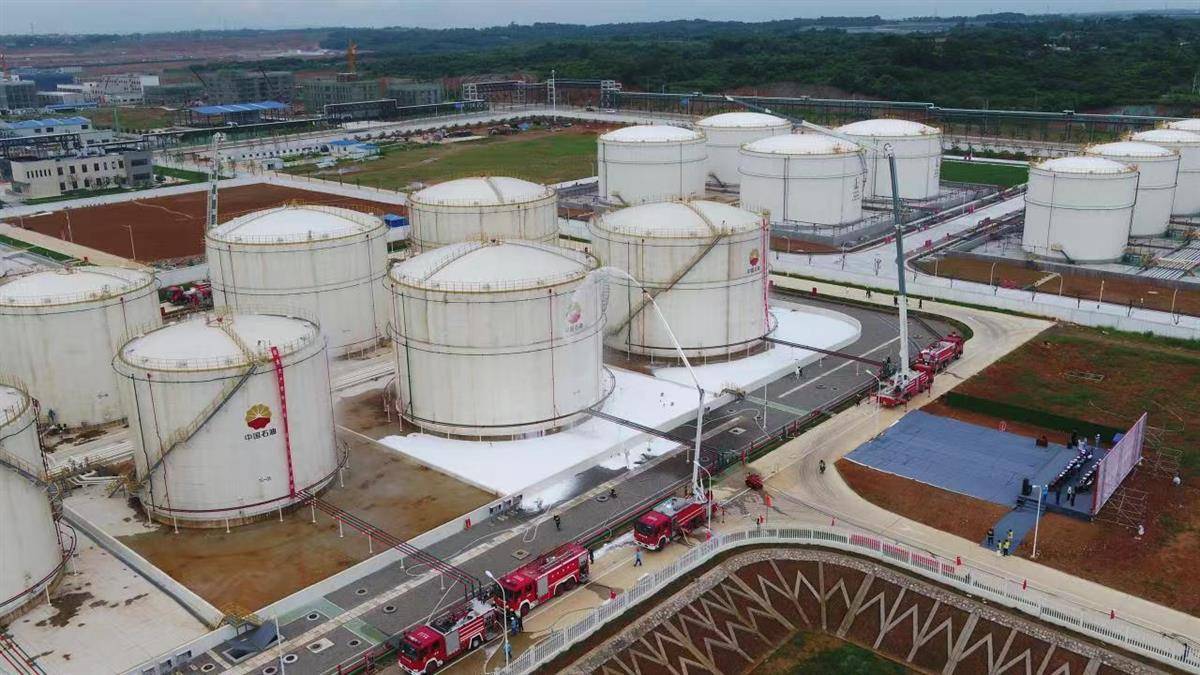 枝江消防联合中国石油宜昌油库开展油罐冒顶火灾事故应急演练