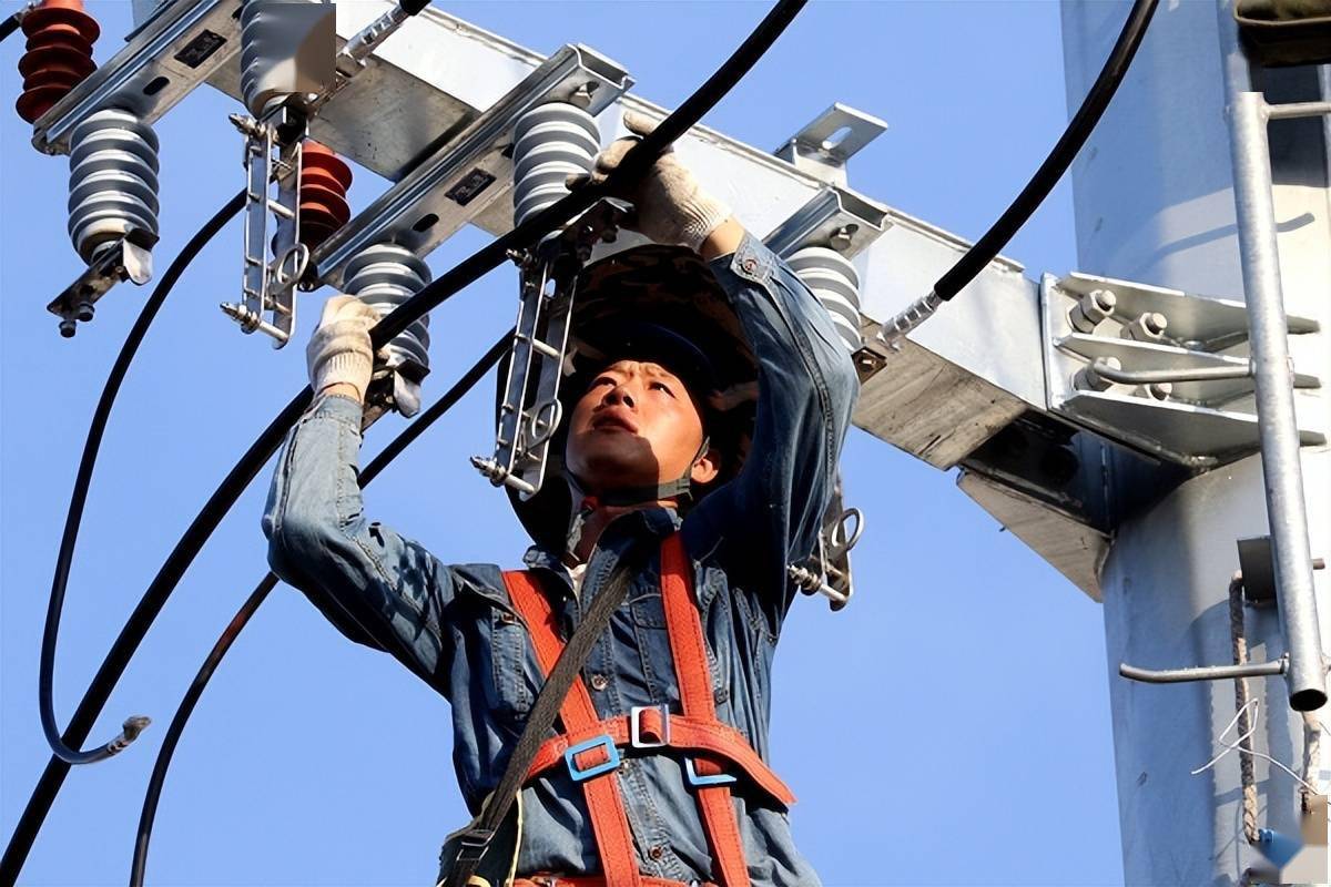 37摄氏度多地持续高温国家电网人战酷暑保供电