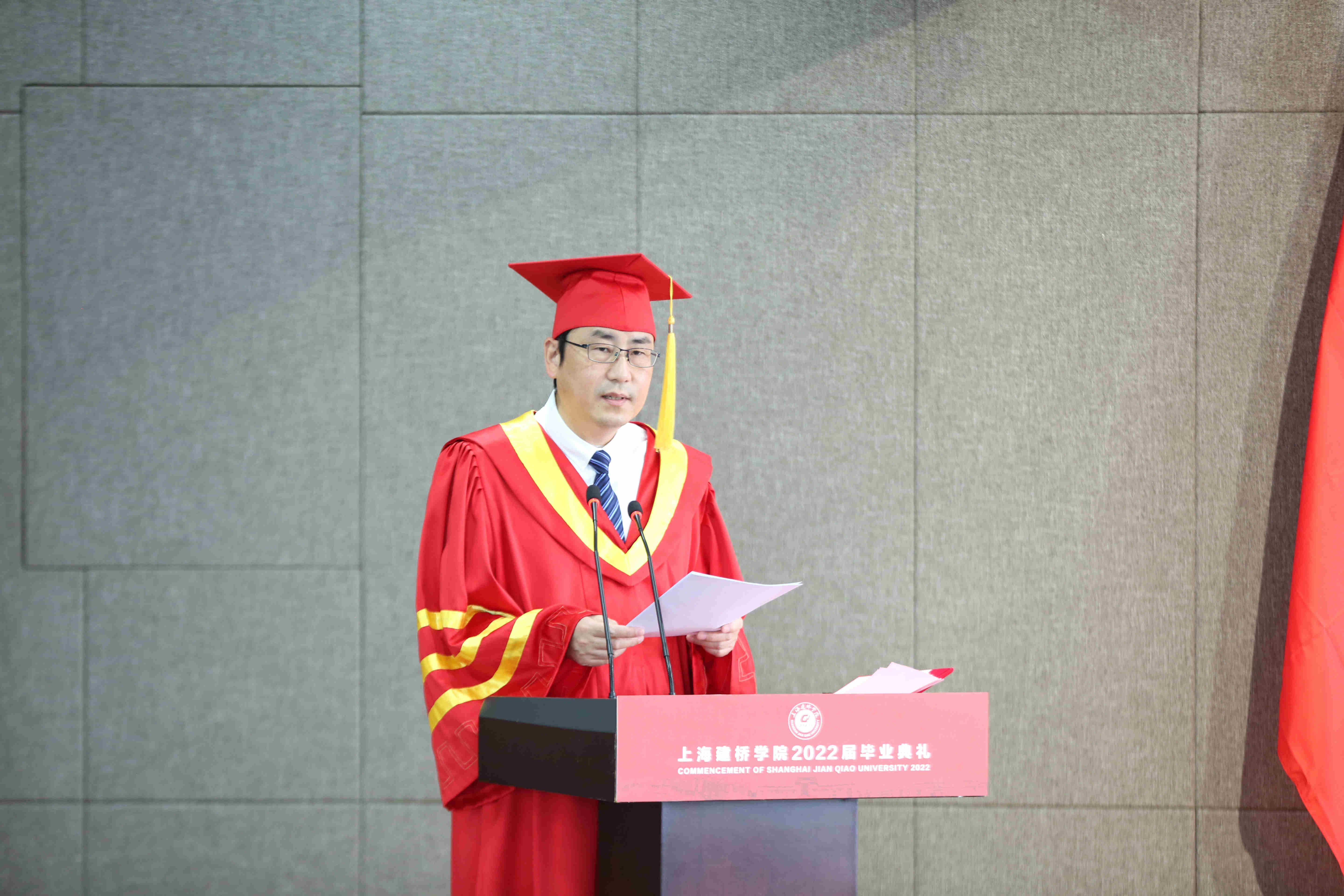 上海建桥学院5000余学生"云毕业",校长寄语:坚韧精神和勇毅品格将是